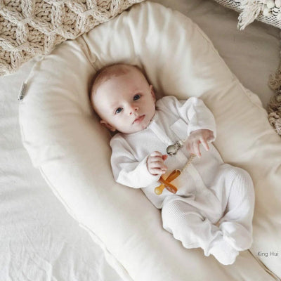 Le cocon pour bébé beige, pour un sommeil paisible et sécurisé de votre nouveau-né.