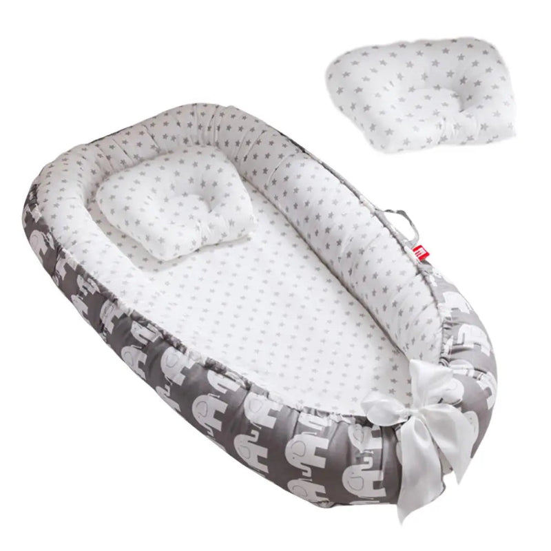 Le cocon bébé avec des motifs d'éléphants de couleur grise