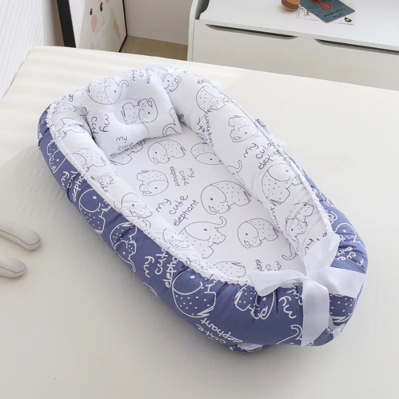 Le cocon pour bébé avec des motifs d'éléphants, couleur bleus