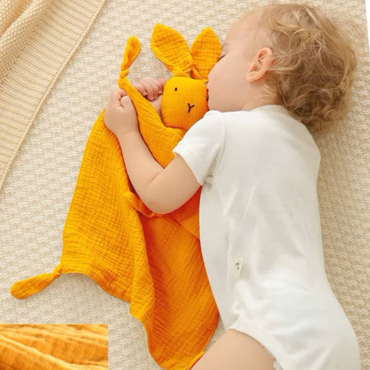doudou lapin jaune avec bébé qui dort
