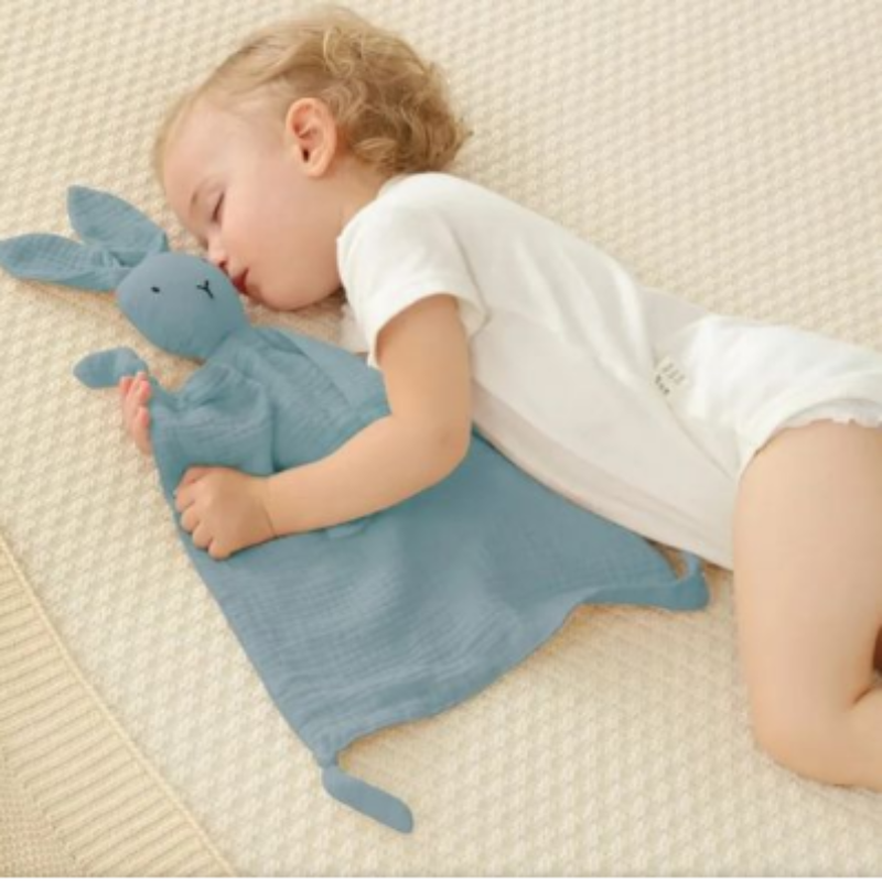 bébé qui dort avec doudou lapin bleu
