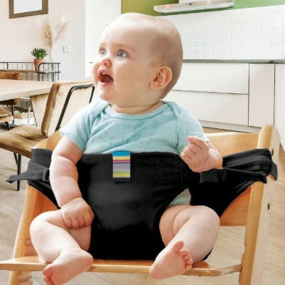 bébé avec son harnais bébé noir