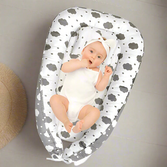 Réducteur de lit bébé, motifs nuages