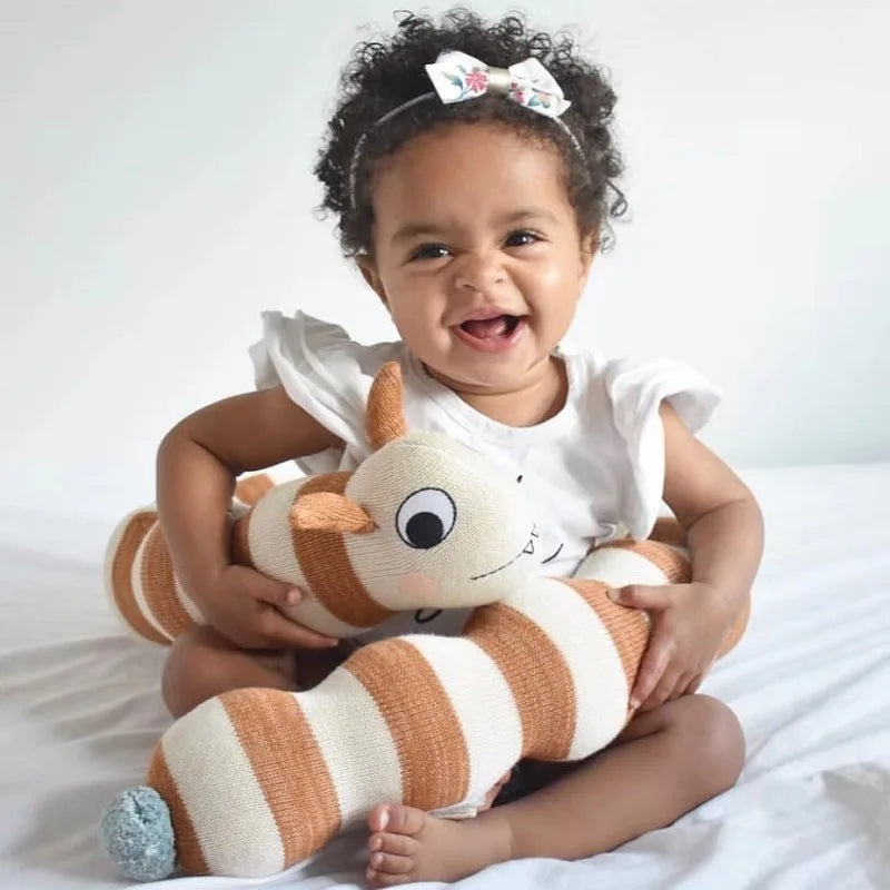 Tour de lit forme chenille autour de bébé fille