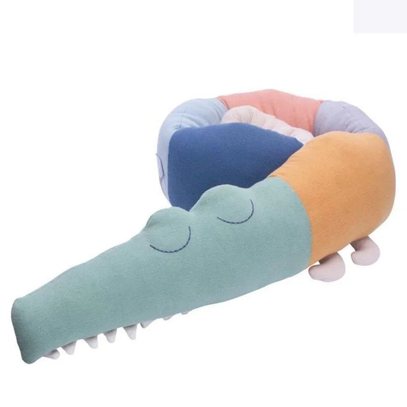 Un tour de lit crocodile pour amuser et protéger bébé au lit