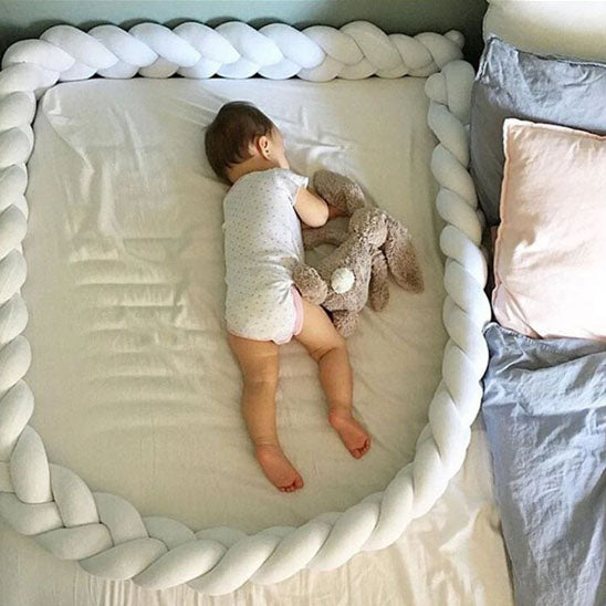 tour de lit blanc bébé qui dort