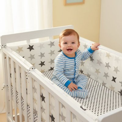 Tour de lit bébé : dangereux ou indispensable ? Ce que disent les experts