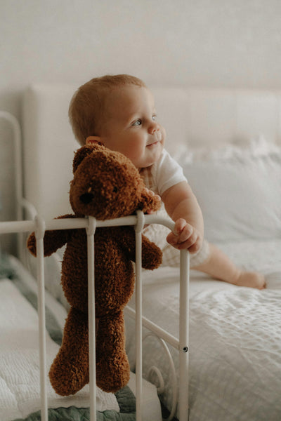 doudou-bébé-ours-marron-berceau
