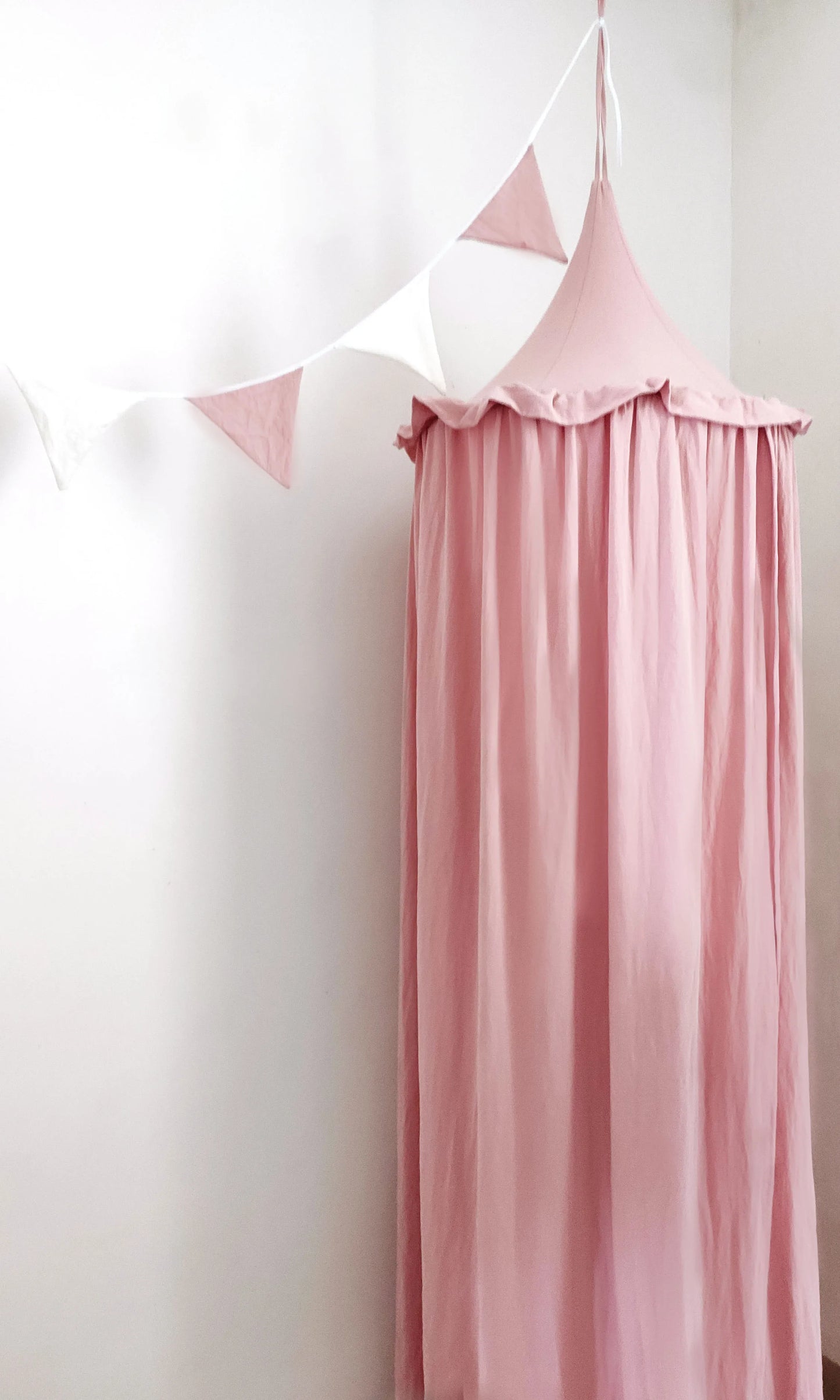 Baldaquin lit bébé 100% coton avec volants — Ciel de lit chambre enfant (variante)