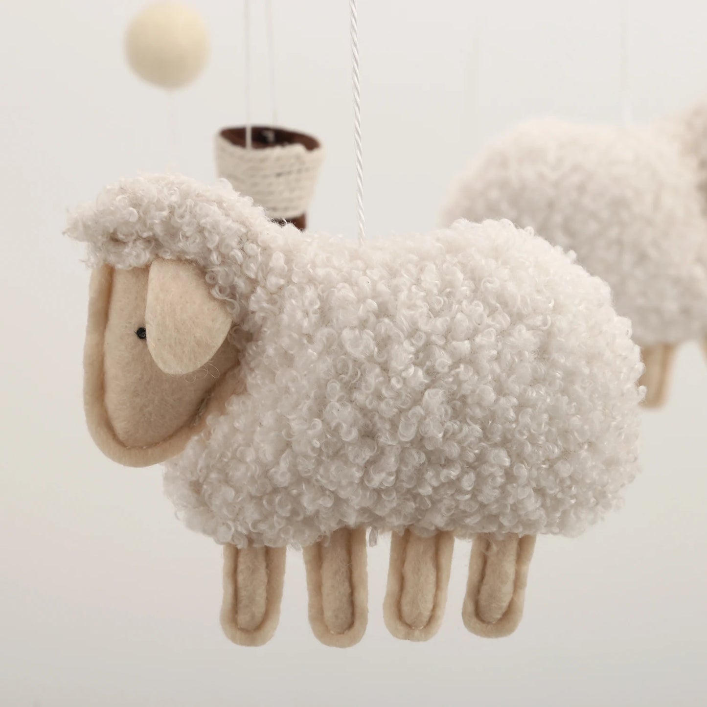 Mobile berceau bébé mouton et ballon — Décoration chambre neutre