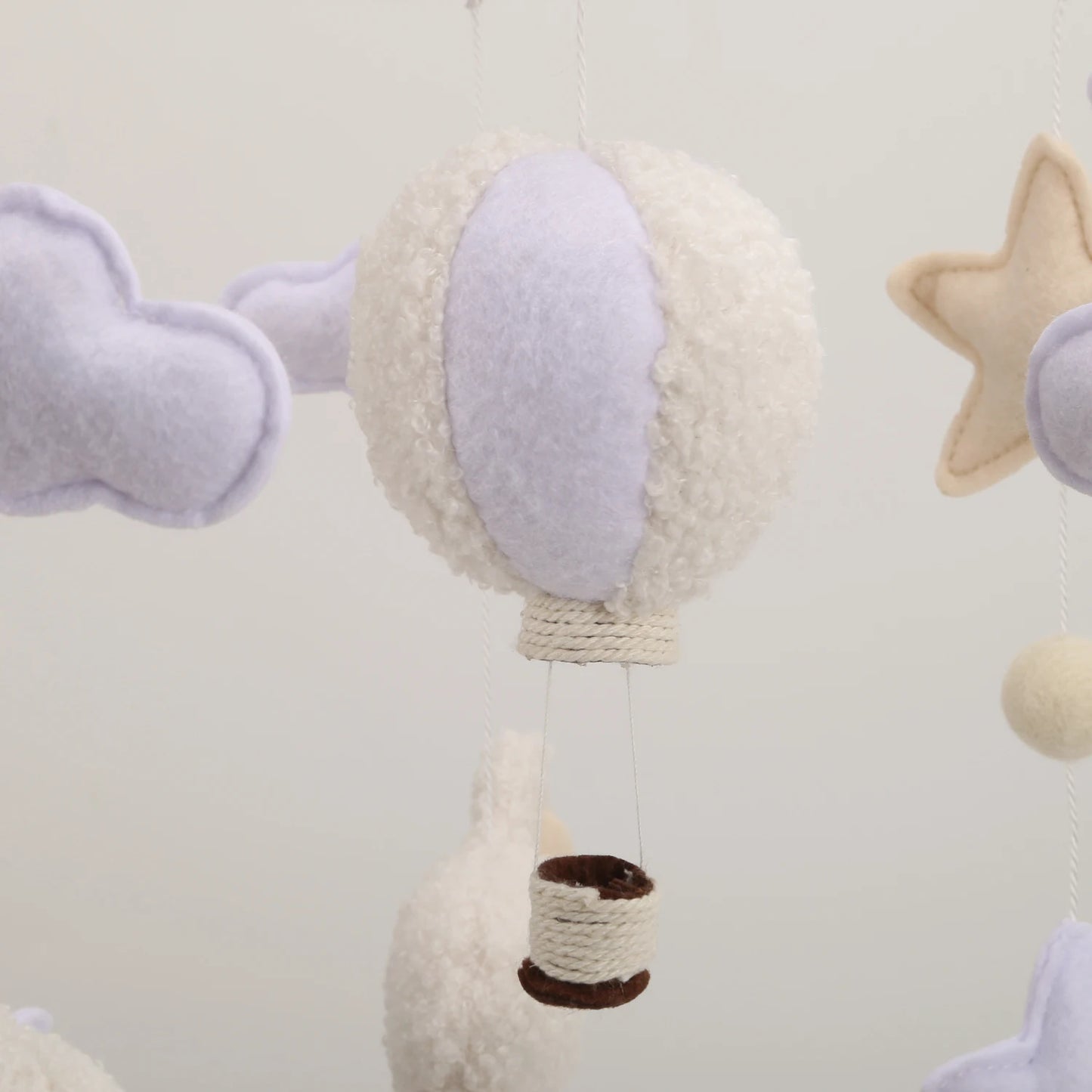 Mobile berceau bébé mouton et ballon — Décoration chambre neutre