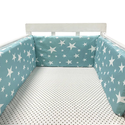 Le tour de lit de couleur bleu turquoise avec des étoiles pour la sécurité d bébé dans le berceau.