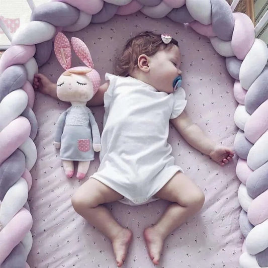 bebe endormi dans berceau avec protection tresse de lit