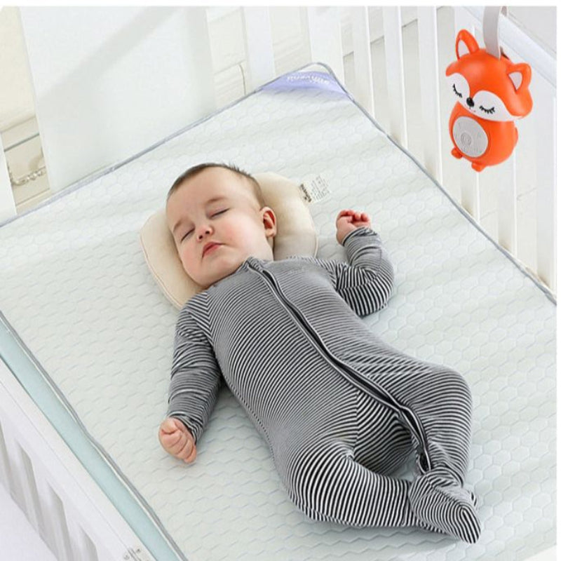 Bébé qui dort avec veilleuse bruit blanc renard orange