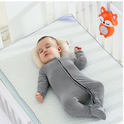 Bébé qui dort avec veilleuse bruit blanc renard orange