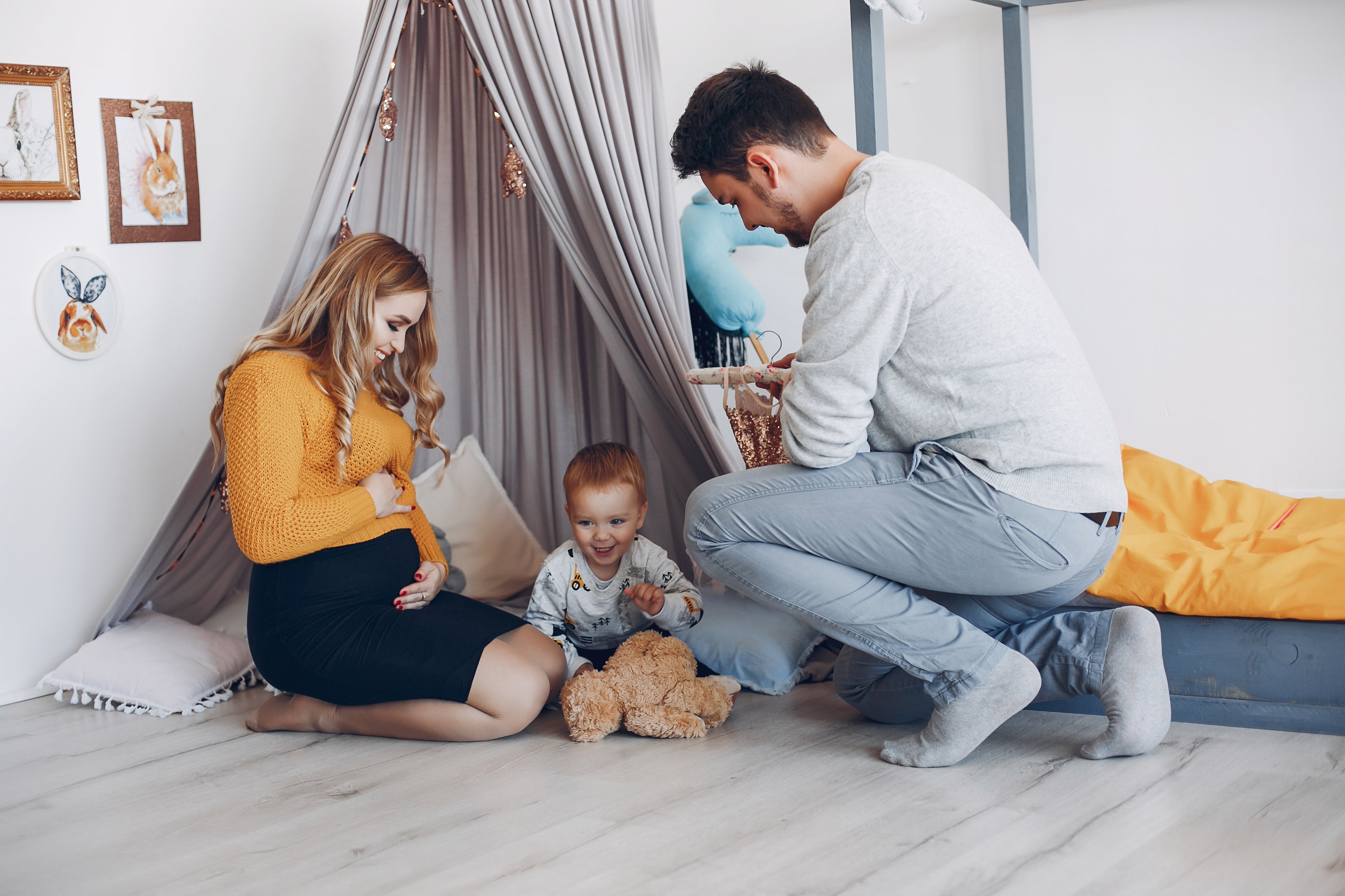 Bébé heureux avec ses parents, dans sa chambre 