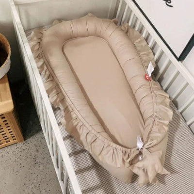 Le cocon bébé de couleur marron 