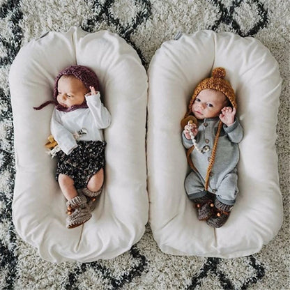 Deux cocons bébé beige pour jumeaux