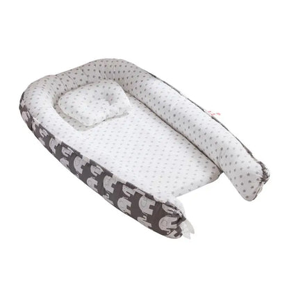 Le cocon bébé gris avec des motifs d'éléphant
