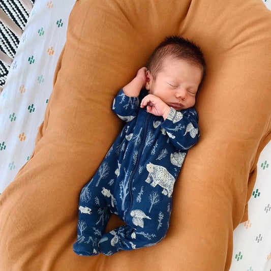 Un cocon pour bébé en coton marron