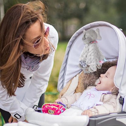 doudou éléphant gris accroché a la poussette de bébé heureux