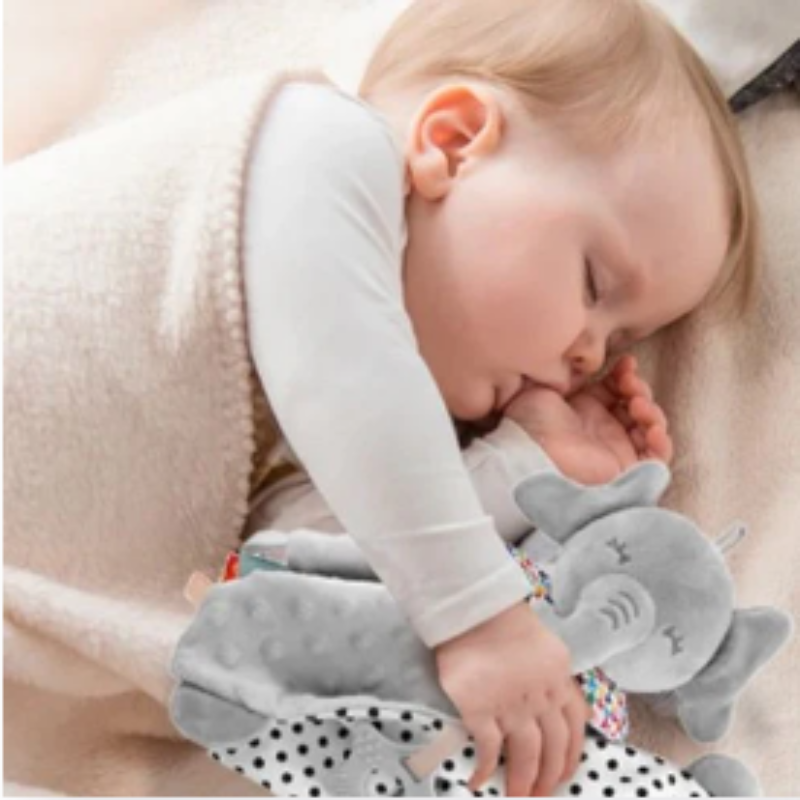 bébé qui dort avec doudou éléphant