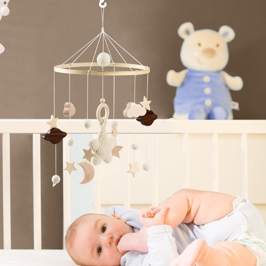 Mobile bebe éveille bébé qui sourit 