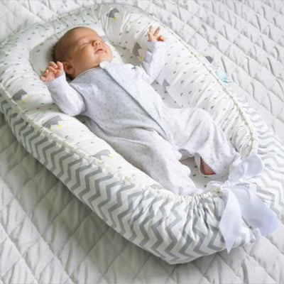 réducteur de lit bébé qui dort