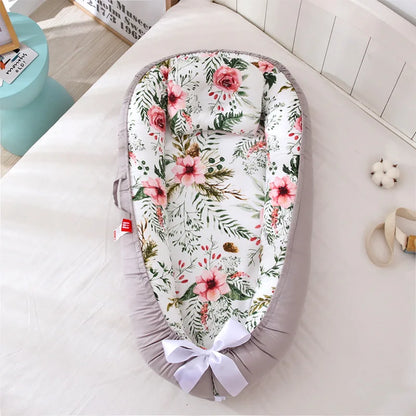 Le réducteur de lit bébé avec des motifs de fleurs