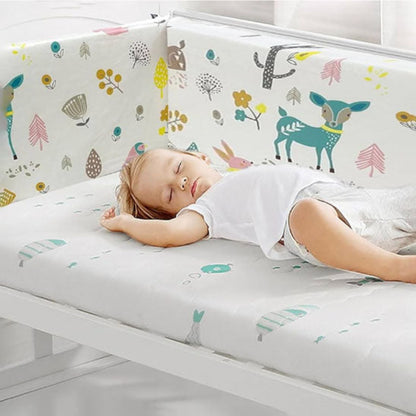 Le tour de lit aux motifs d'animaux et de fleurs, convient aux bébés pour le confort et la sécurité