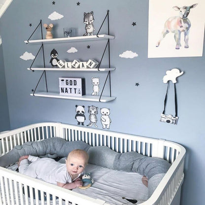 Tour de lit bébé crocodile gris dans le berceau avec bébé