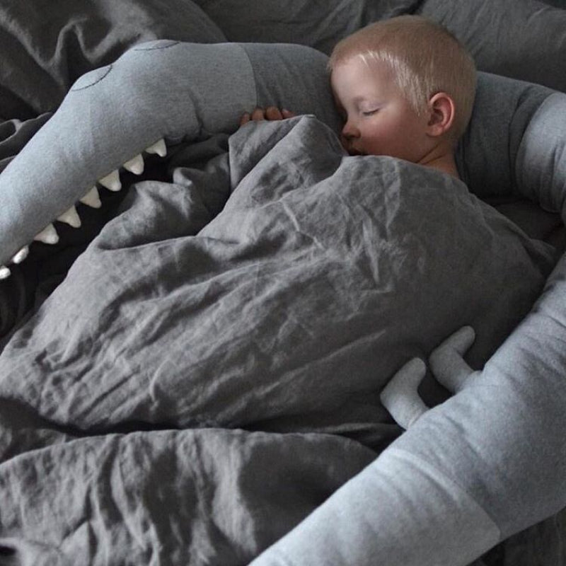 Tour de lit bébé crocodile gris garçon