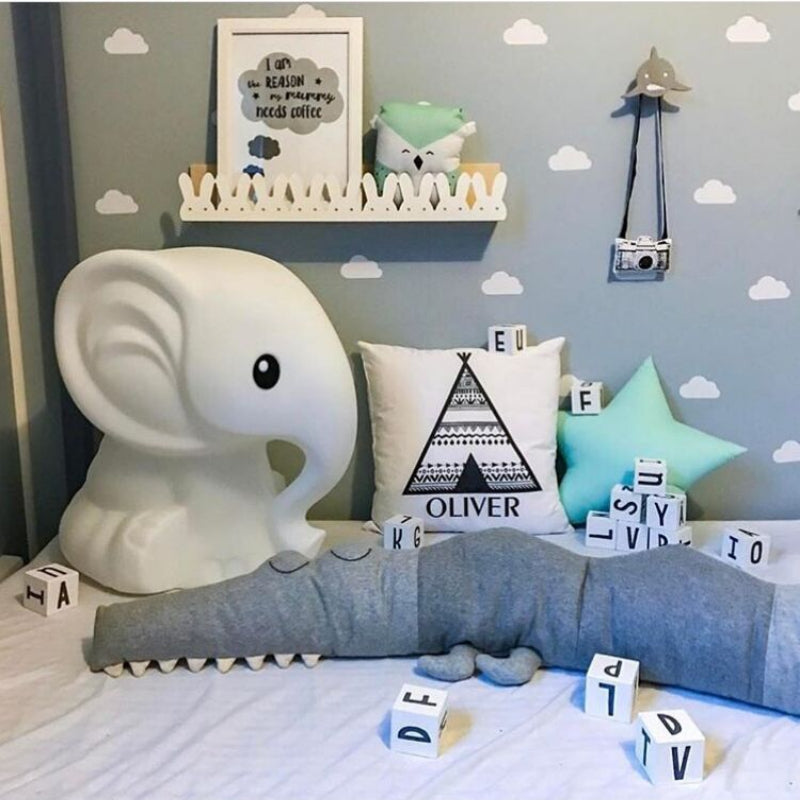 Tour de lit bébé crocodile gris sur le lit