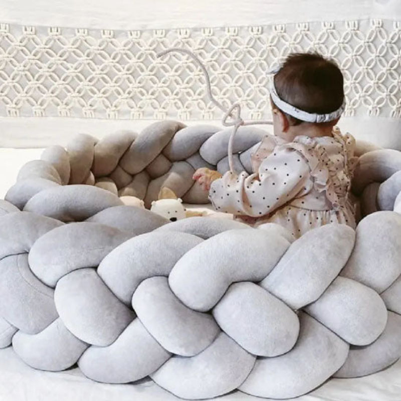 tresse de lit bebe gris six brins  avec bébé