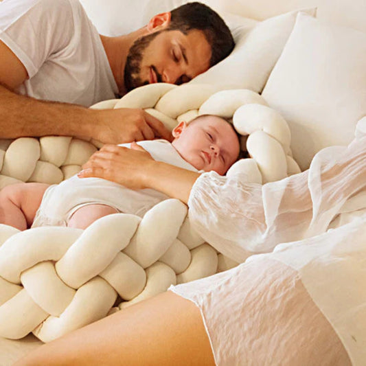 Tresse de lit beige protège bébé qui dort avec ses parents
