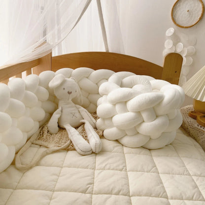 Tresse de lit beige avec doudou