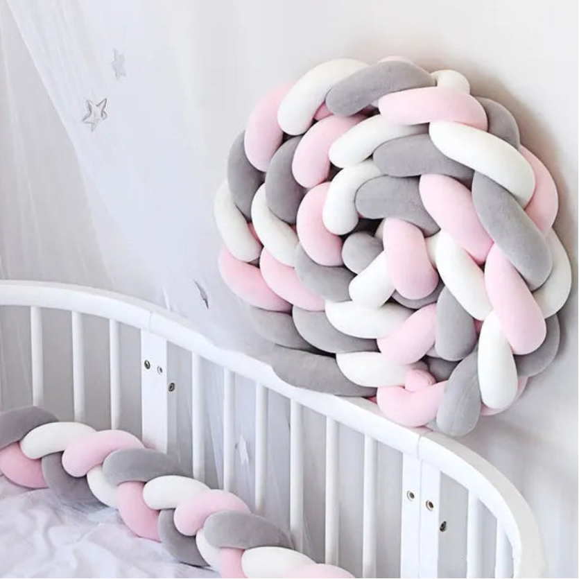 Le tour de lit tressé 3 brins couleur Gris rose et blanc . Quatre mètre de longueur. 