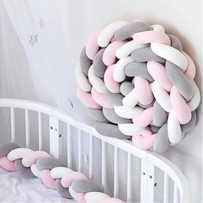 Le tour de lit tressé 3 brins couleur Gris rose et blanc . Quatre mètre de longueur. 