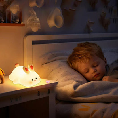 une veilleuse bébé en forme de lapin couché pour la chambre de bébé