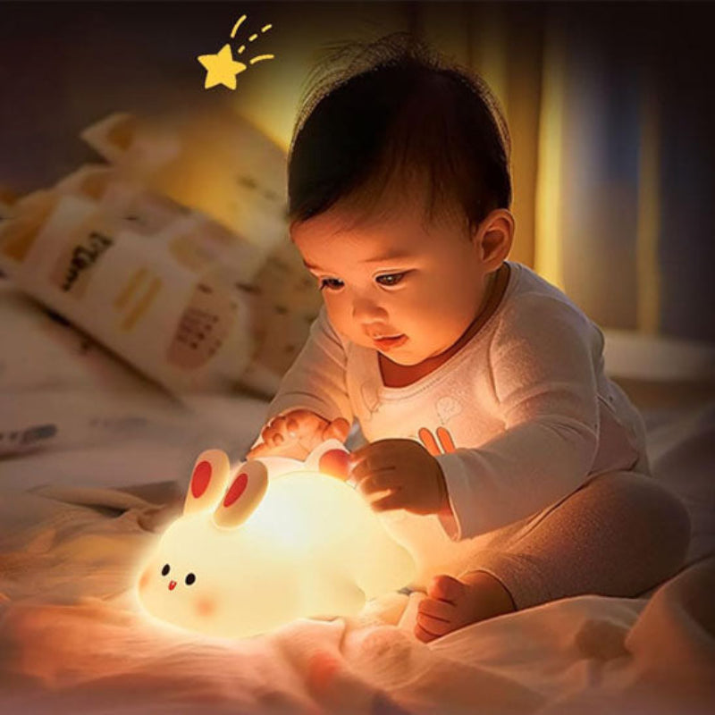 Bébé avec veilleuse dans la chambre de bébé